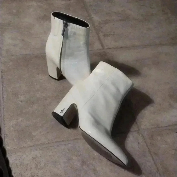 Sam Edelman Hilty Off White Patent Leather Ankle Boot Size 5 - Picture 3 of 7